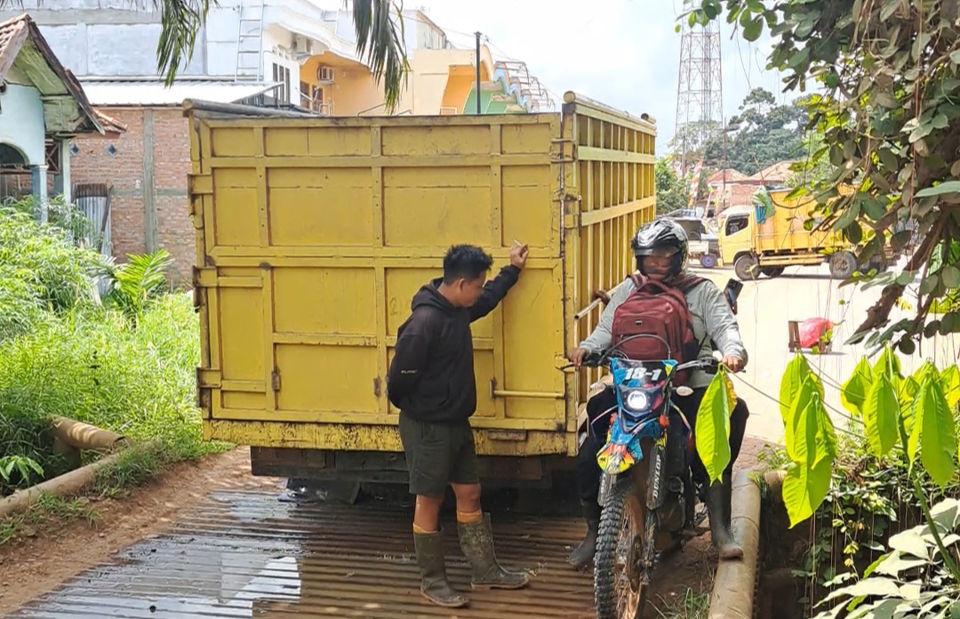 Truk Bermuatan Pasir Alami Patah Serombong di Jembatan Keluang, Arus Lalu Lintas Dialihkan