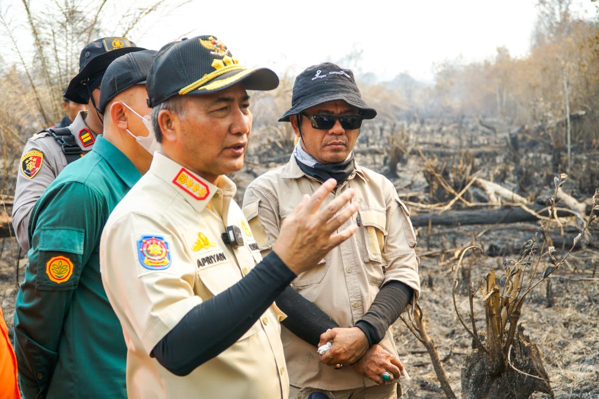 Susuri Hutan di Ngulak Pj Bupati Apriyadi Padamkan Karhutlah, Enam Selang BPBD Muba Terbakar Api
