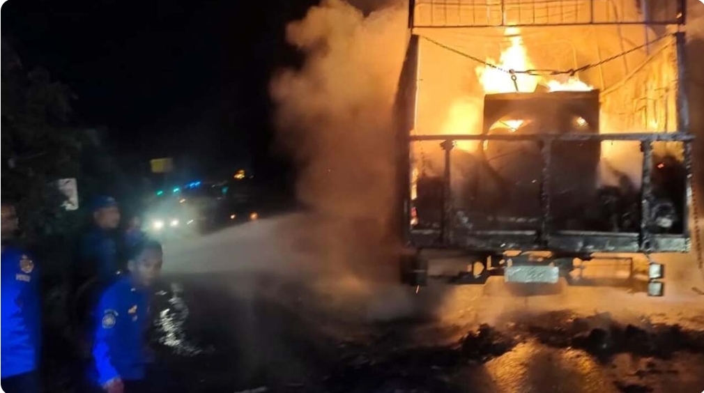 Truk Terbakar di Jalintim Banyuasin, Kerugian Ratusan Juta Rupiah