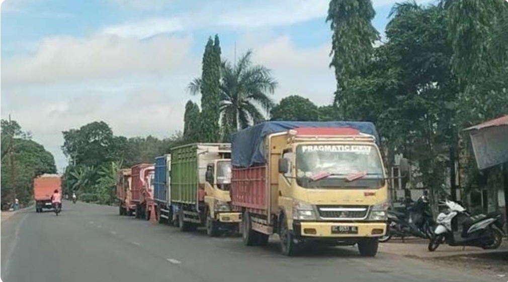 Pengguna Jalan Resah, Masih Ada Truk m Parkir di Bahu Badan Jalan Sekayu - Betung