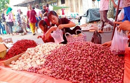 Pasar Kalangan Sanga Desa, Harga Bawang Masih Bertahan  