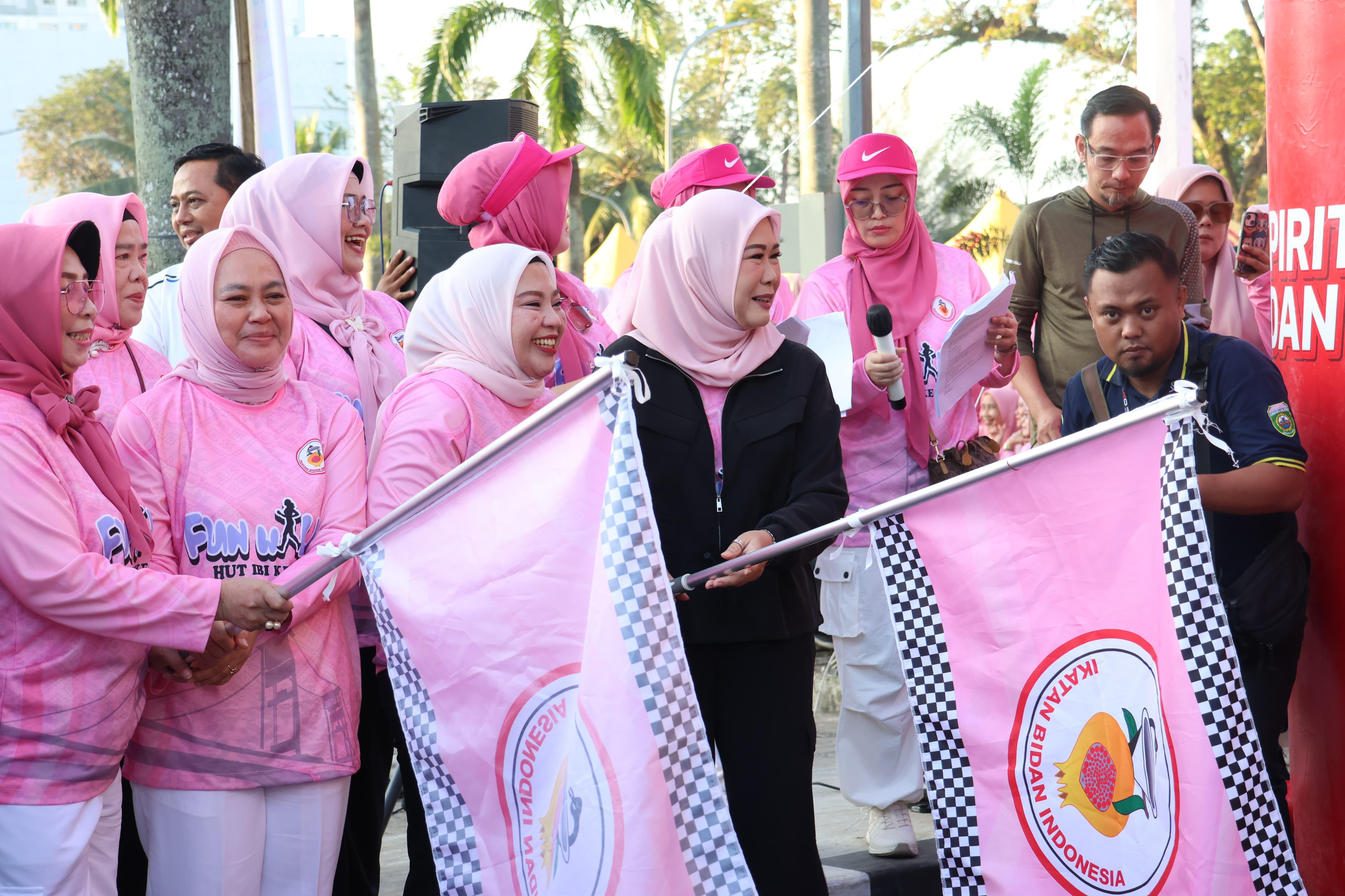 Feby Deru dan Lidyawati Cik Ujang Semarakkan Fun Walk HUT IBI ke-74
