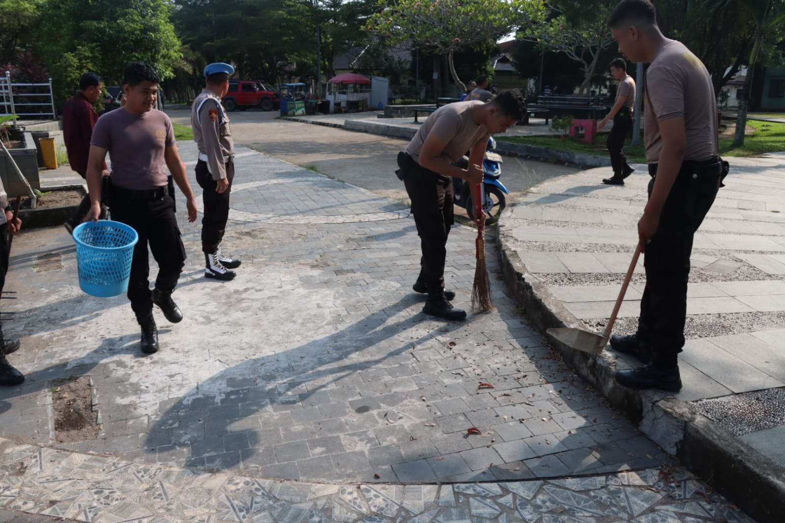 13 Polsek di Polres Muba Hari Ini Serentak Gelar Bersih-Bersih Lingkungan