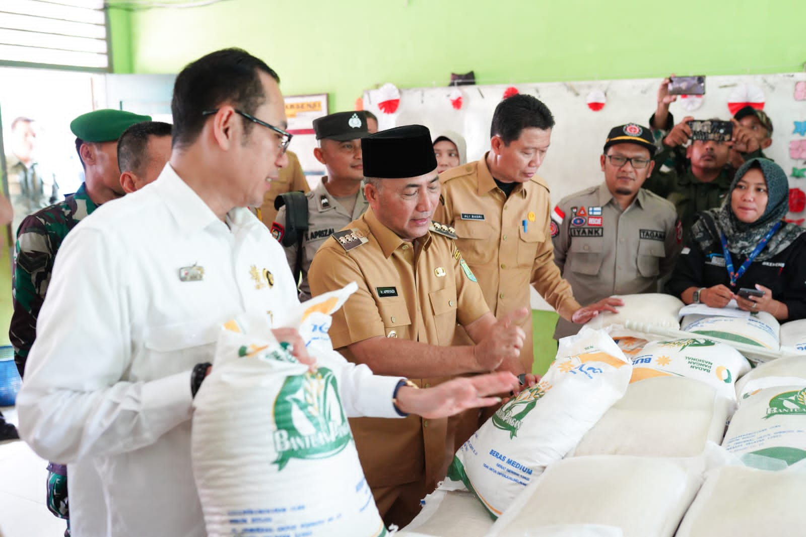 Kurangi Beban Masyarakat, Pj Bupati Apriyadi Kembali Salurkan Beras CPP