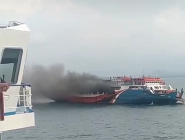 Breaking News! Kapal Feri KMP Royce 1 Terbakar di Selat Sunda, Ratusan Penumpang Dievakuasi