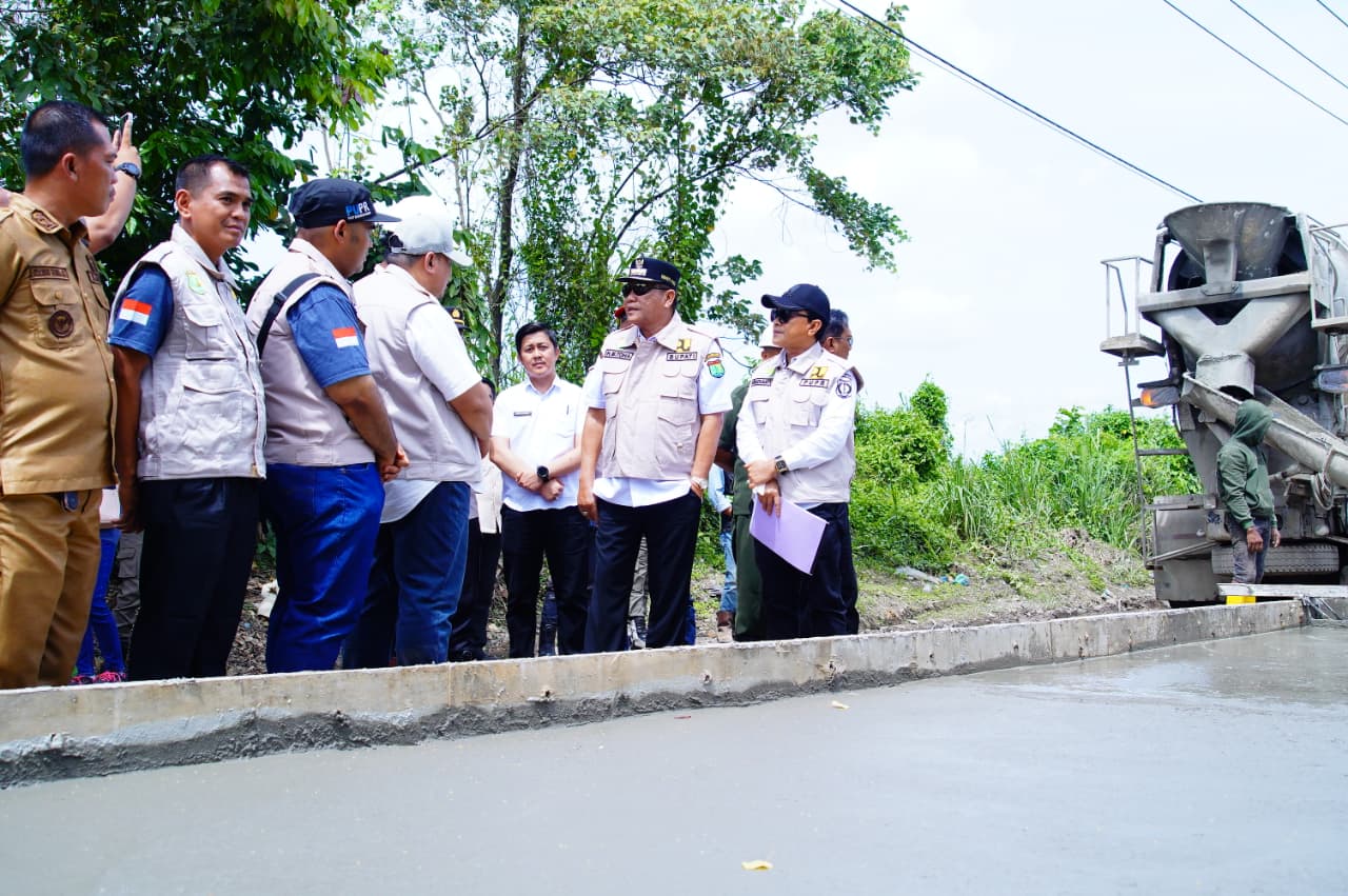 Bupati Muba Tinjau Langsung Perbaikan Jalan Mangun Jaya–Macang Sakti dan Sungai Angit, Pastikan Kualitas