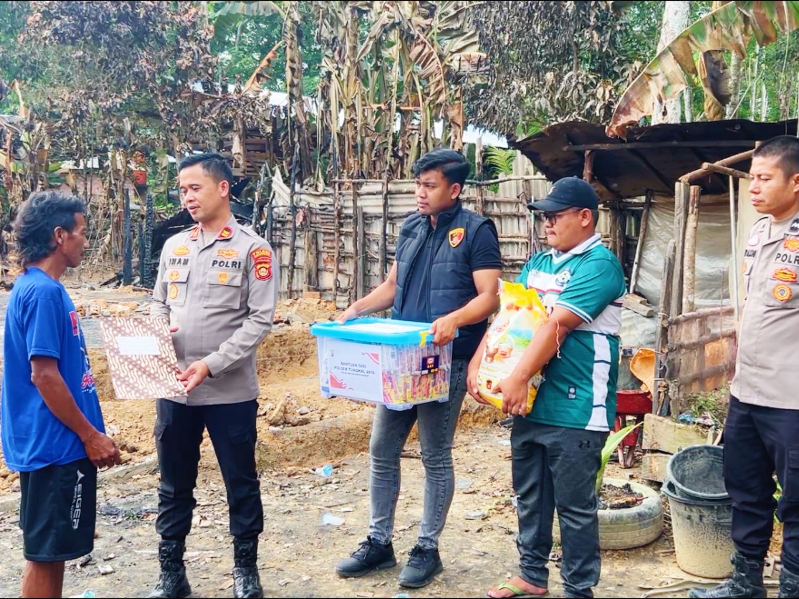 Polisi Bantu Warga Tungkal Jaya yang Kehilangan Rumah Akibat Kebakaran