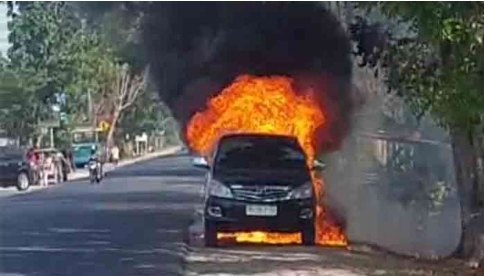 Hebohkan Pengendara, Toyota Innova, warna hitam terbakar, di Jalan Lintas Martapura