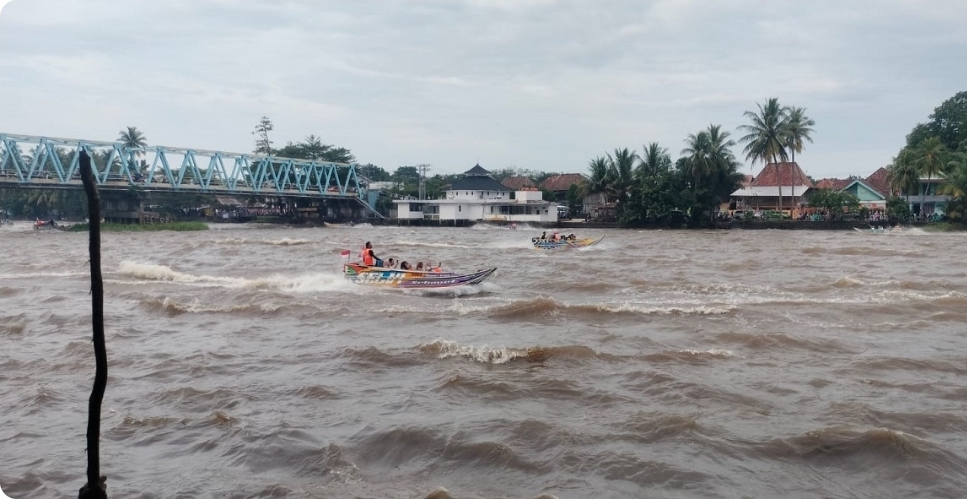 Euforia 'Naek Stempel' di Sungai Komering, Tradisi Lebaran yang Seru, Tapi Sarat Risiko