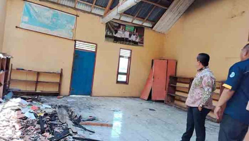 Kemenag Muba Tinjau Gedung MI dan MTs Diniyatul Islamiyah yang Terbakar, Berikan Sumbangan Untuk Perbaikan