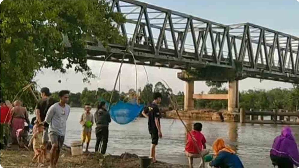 Sungai Musi Surut, Warga di Kecamatan Sanga Desa Ramai Berburu Ikan