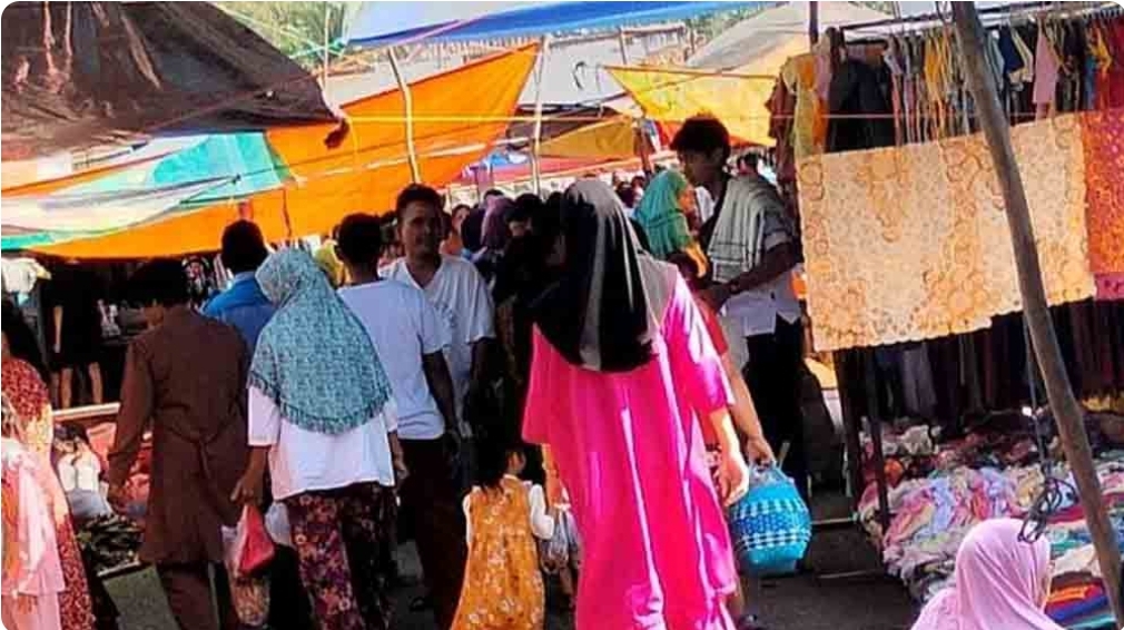 Jelang Lebaran, Pasar Kalangan di Sanga Desa Dipadati Pengunjung