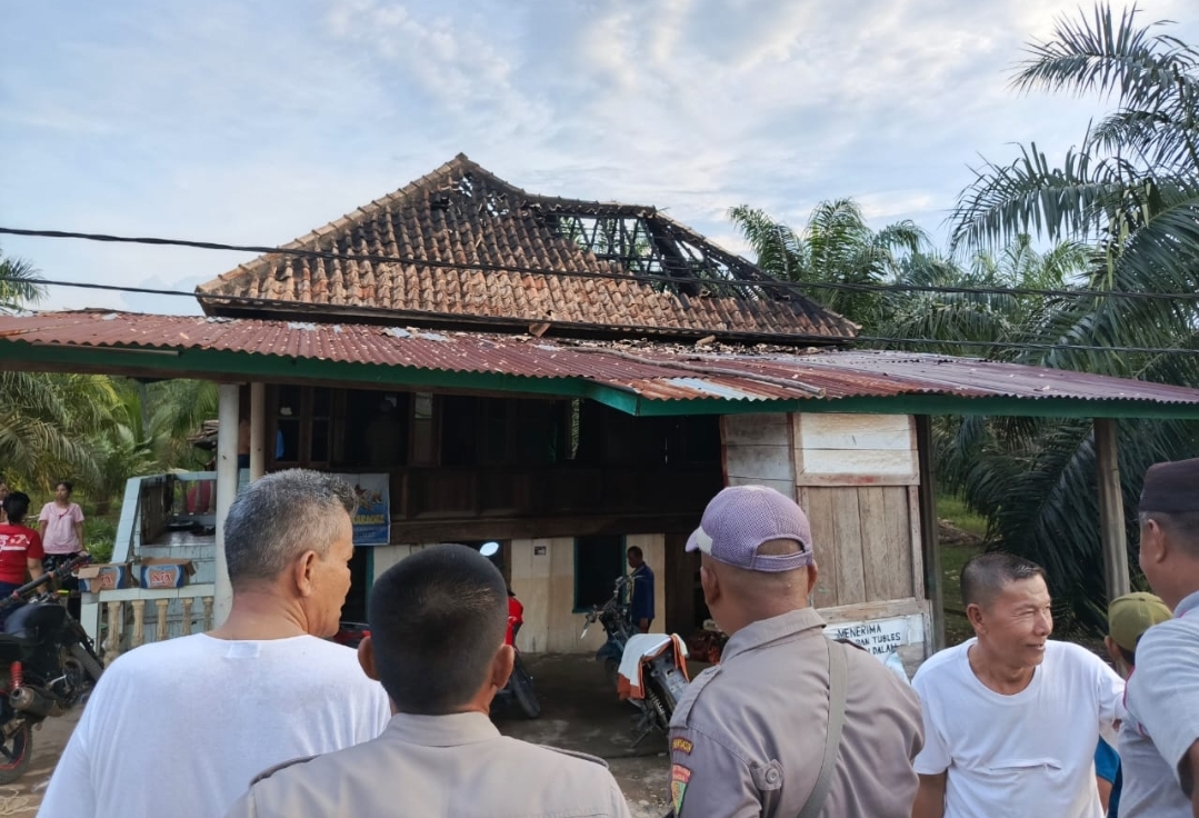 Dua Rumah Warga Karang Ringin II Terbakar, Ini Dugaan Penyebabnya 