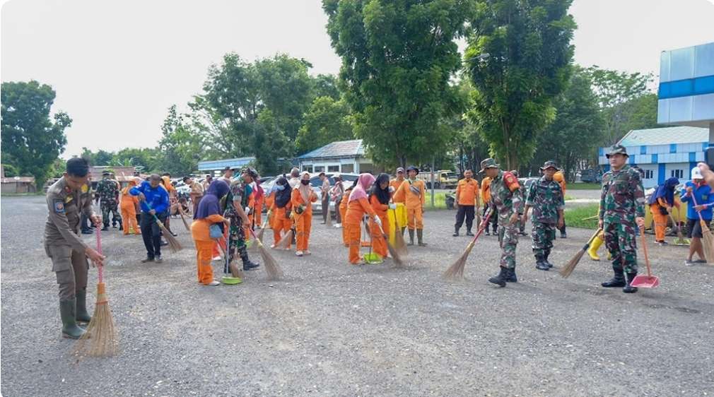 Pemkab dan Kodim Muba Gelar Karya Bakti, Bersihkan Pasar dan Tanam Pohon