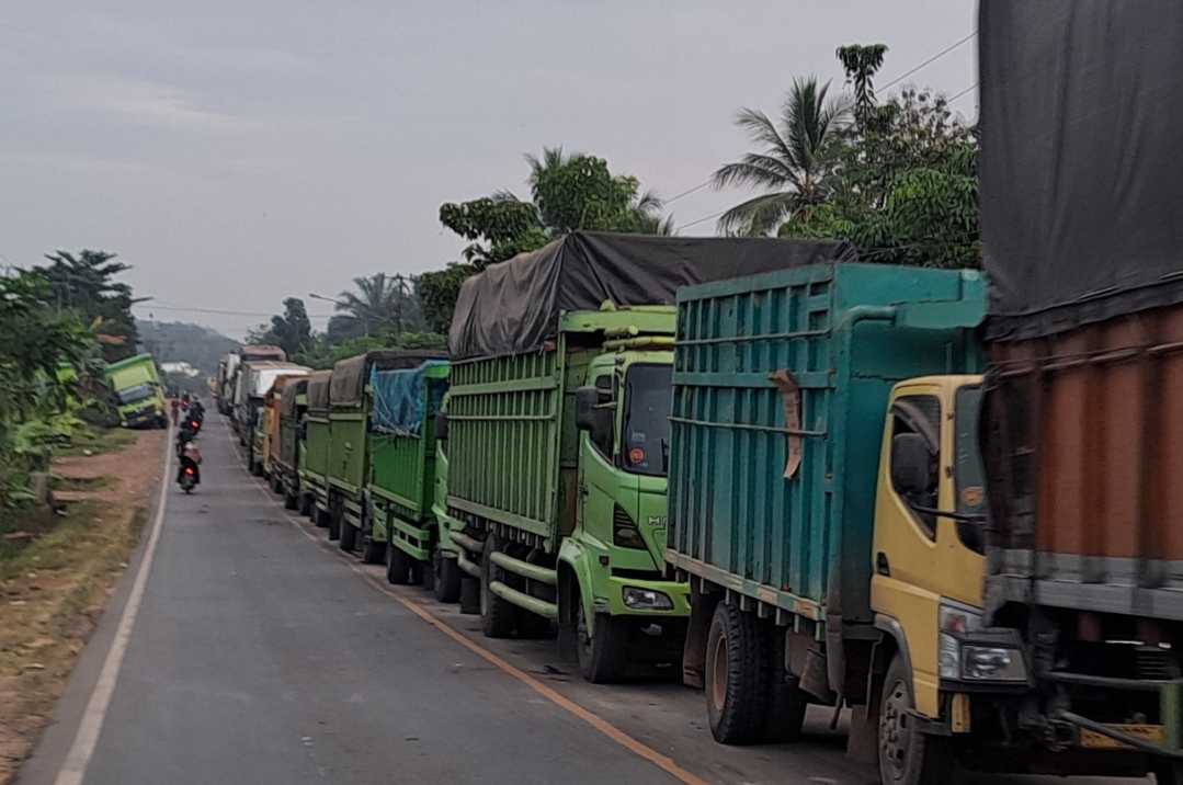 Masih Sering Macet di Jalintim, Pengendara Berharap Tol Palembang–Betung Segera Terwujud