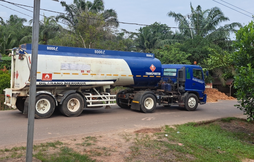 Mobil Angkutan Berukuran Besar Makin Ramai Melintasi Jalan Sungai Lilin - Keluang, Warga Khawatir Kondisi Jala