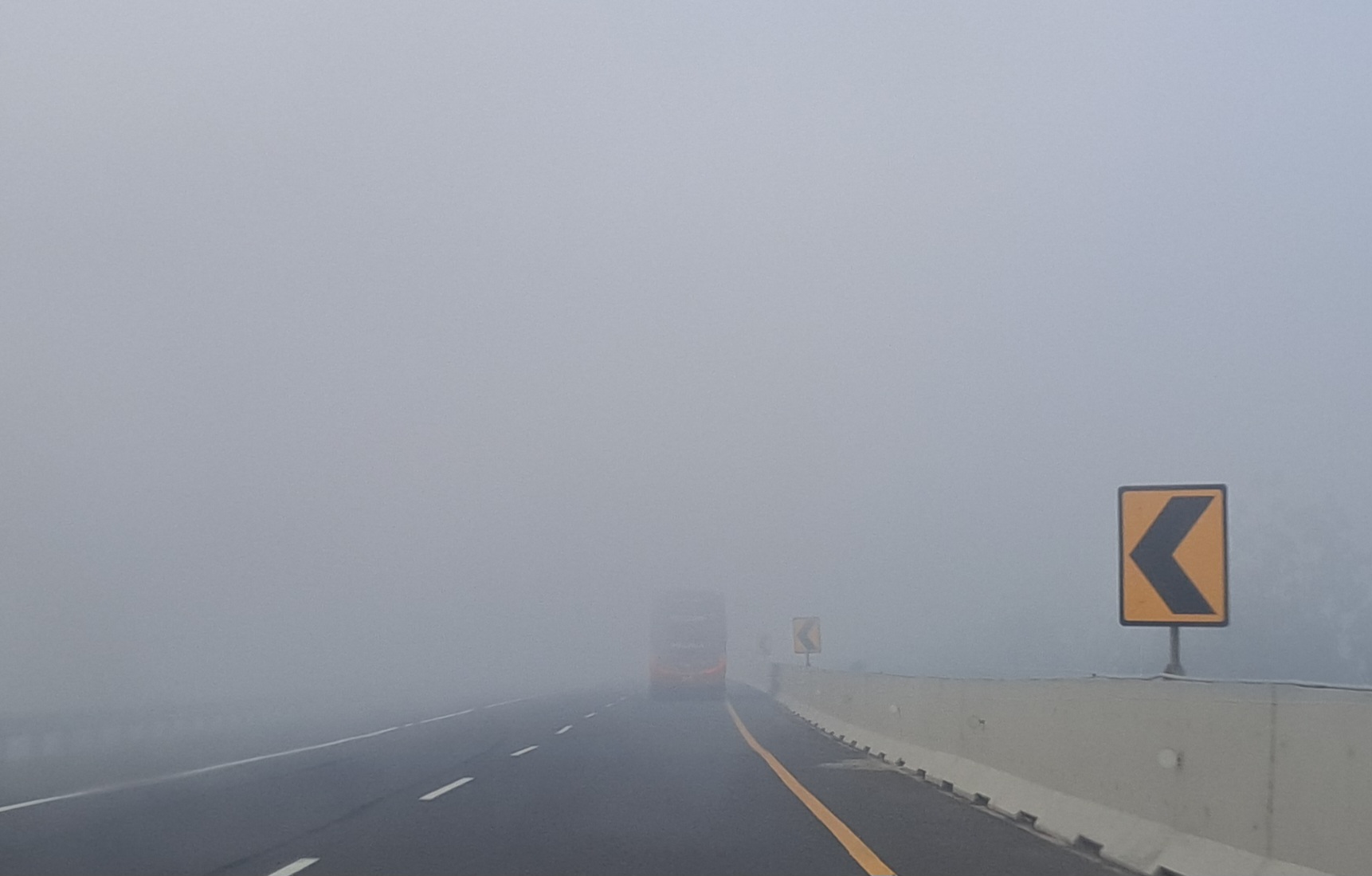 Tol Palembang Kayuagung Diselimuti Kabut Asap, Jarak Pandang Terbatas