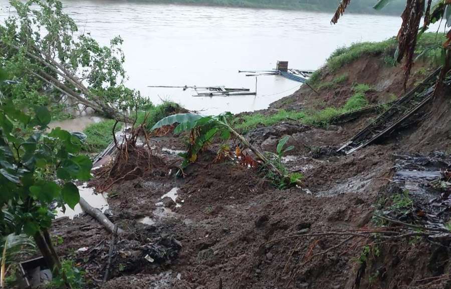 Hujan Deras, Rumah Warga Sukarami Nyaris Nyemplung ke Sungai Musi 