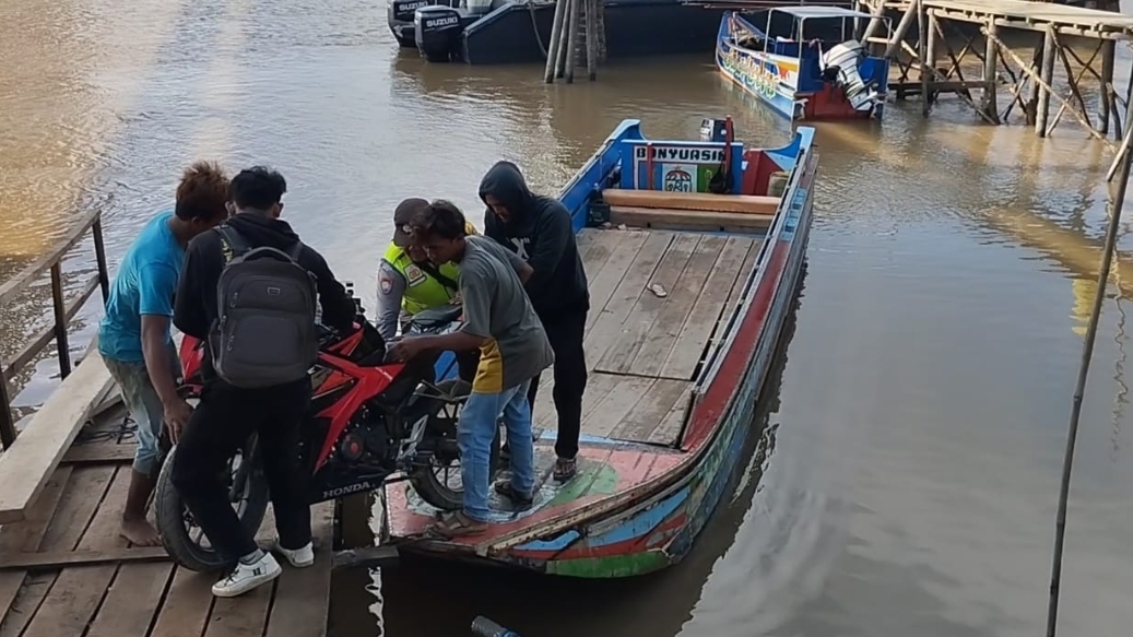 Polsek Lalan Bantu Penyeberangan Anak Sekolah, Usai Jembatan Lalan Ambruk