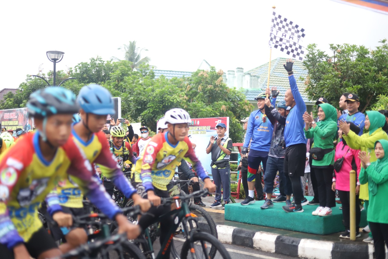 HUT TNI, Fun Bike 50 KM Sekaligus Sisir Warga Pra Sejahtera Bagi Sembako