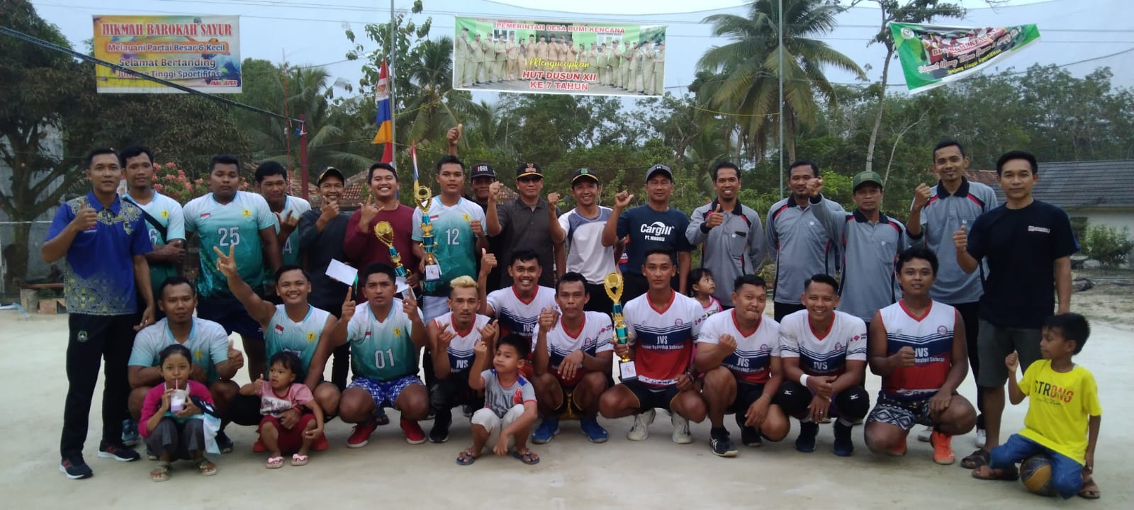 Meriahnya Peringatan Ulang Tahun Dusun di Desa Bumi Kencana Muba, Turnamen Voli Hingga Potong Tumpeng