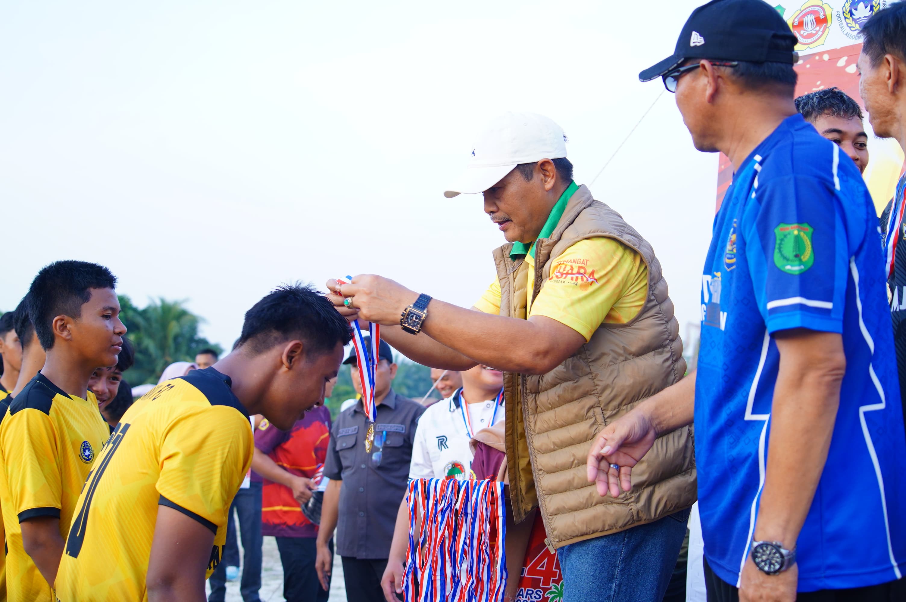 Wabup Muba Tutup Turnamen Sepak Bola Bumi Kencana Cup 2025, Karya Maju Keluar Sebagai Juara