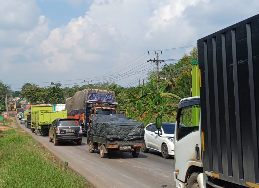 Dampak Kecelakaan, Jalintim di Sungai Lilin Masih Macet, PJ Bupati Dipandu Warga Terpaksa Lewat Jalan Kebun