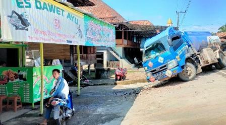 Nyaris Seruduk Warung Ayam Geprek 