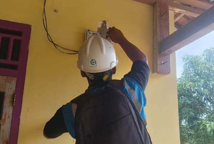 Program Peralihan Listrik MEP ke PLN di Desa Berlian Makmur Masih Terkendala Material