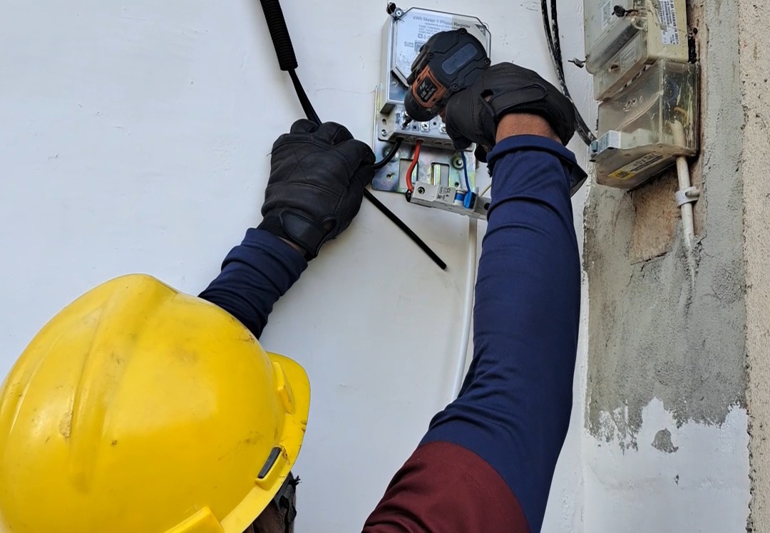 Program Peralihan Listrik MEP ke PLN di Desa Nusa Serasan, Sudah 50 Persen KWh Terpasang