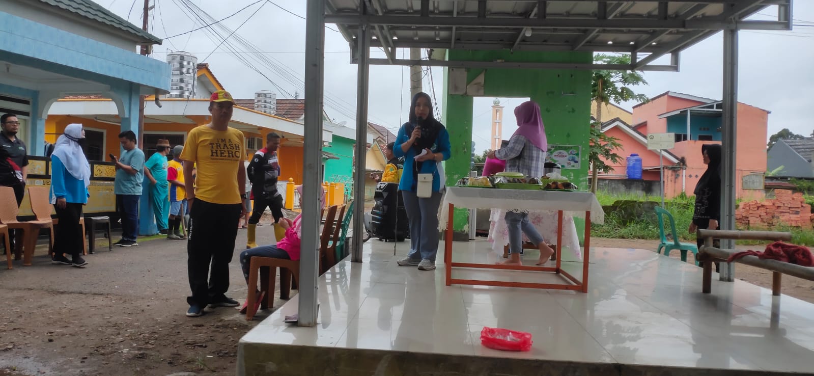 Warga Praja Permai Gotong Royong Bersihkan Lingkungan