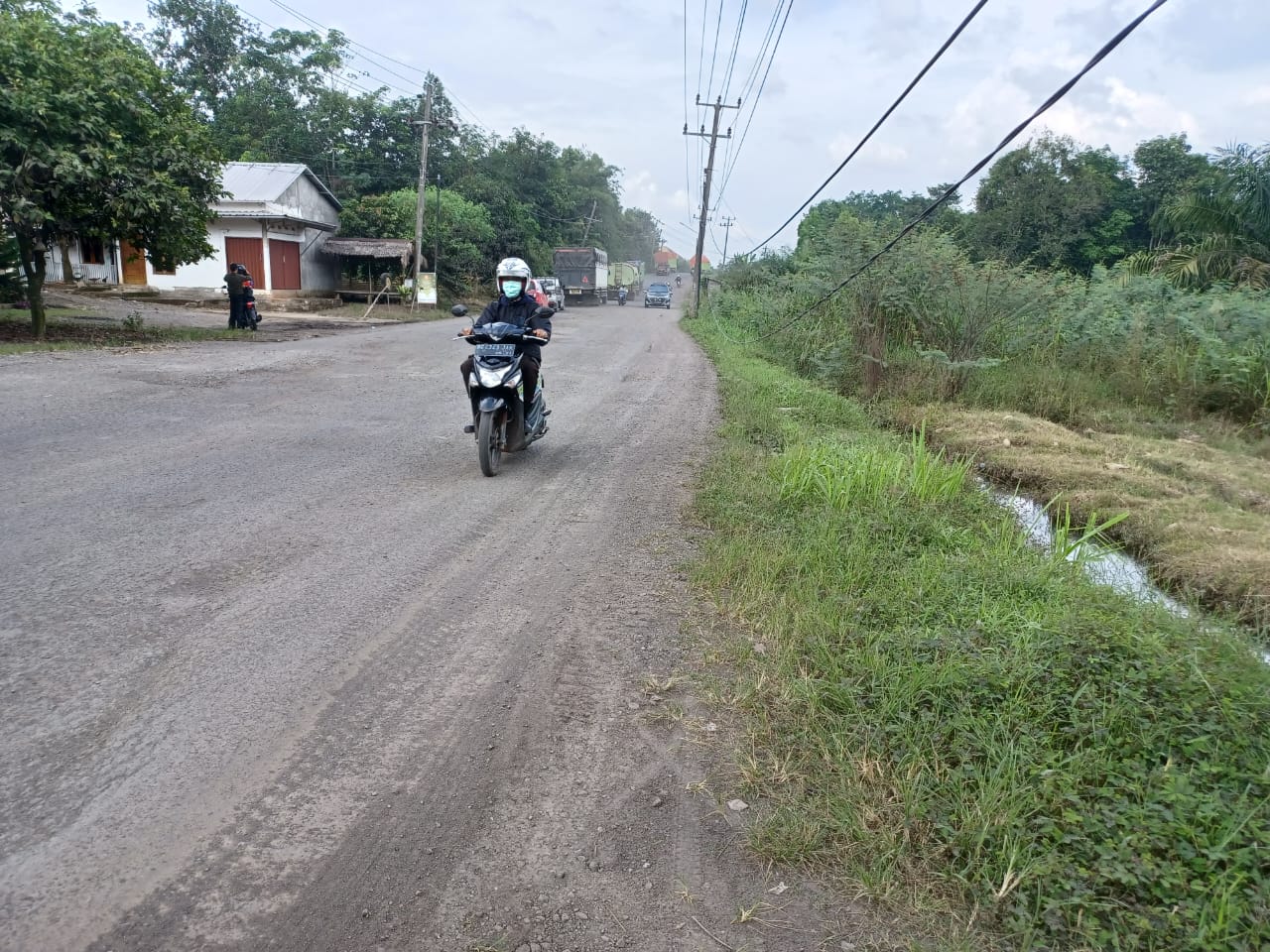 Kabel Listrik Menjuntai Ke Tanah, Ganggu Warga