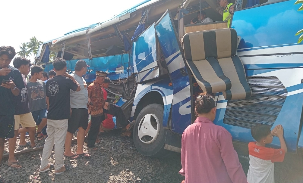 Bus Ditabrak Kereta Api, Kejadian di Perlintasan Kereta Api Martapura, Satu Penumpang Dikabarkan Meninggal