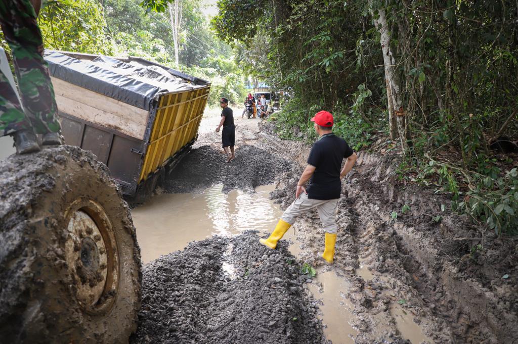 Akhirnya Jalan Desa Bandar Jaya Dapat Perhatian, Kadis PU PR Muba Janji Juni Perbaikan Dimulai