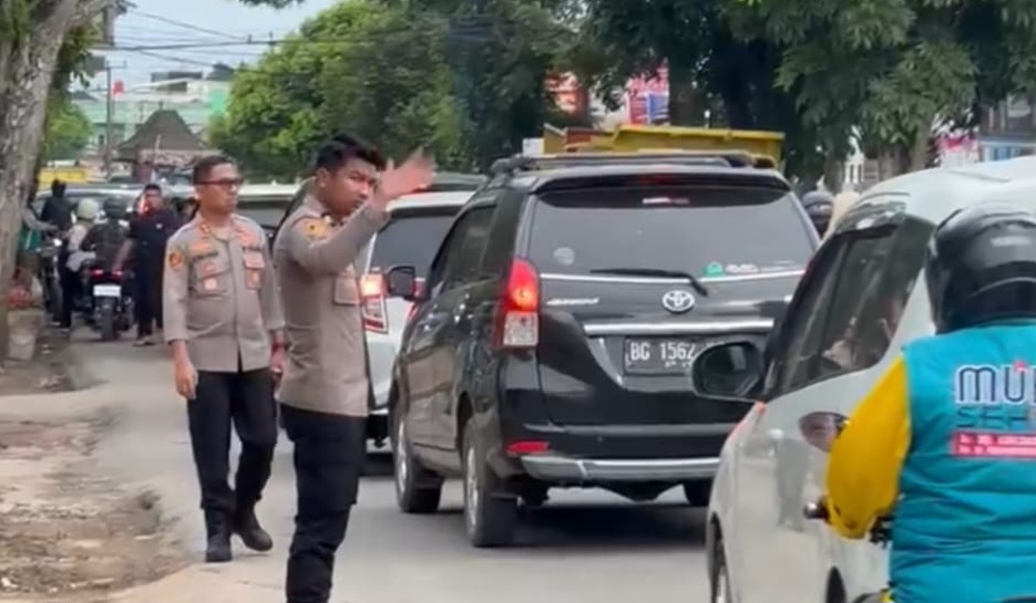 Kapolres Muba Turun Langsung Atur Lalu Lintas Saat Terjadi Kemacetan di Sekitar SPBU Jalan Merdeka