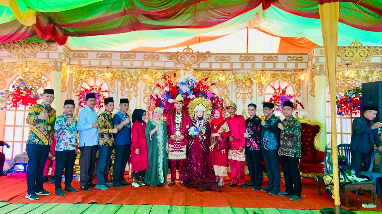 Hadiri Resepsi Pernikahan di Desa Rantau Panjang, Hj Lucianty Bagi Tips Jitu Buat Pengantin Baru 