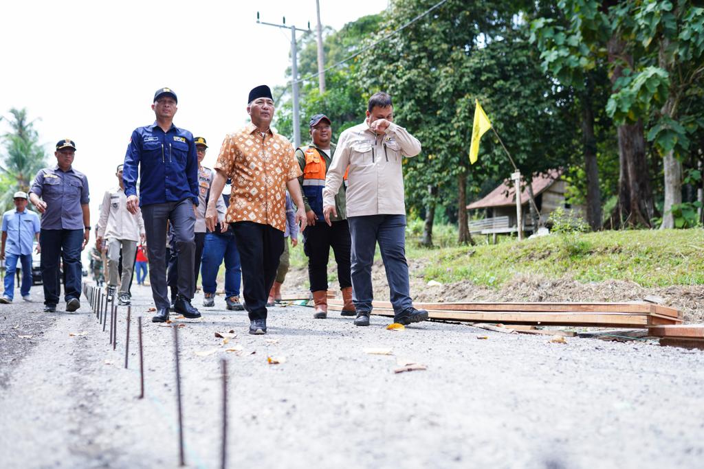 Pj Bupati Muba H Apriyadi Mahmud Pastikan Pembangunan Jalan Desa Dikerjakan Sesuai Target 