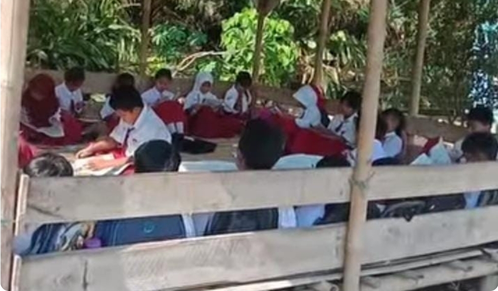 Viral! Siswa SD di Banyuasin Belajar di Pondok Darurat, Pemkab Janjikan Penambahan Ruang Kelas Tahun Ini