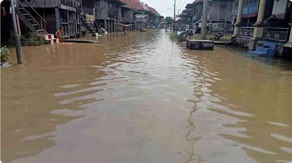 Desa di Kecamatan Lais Ini Terendam Banjir Hampir 1 Meter, Warga Terpaksa Gunakan Perahu