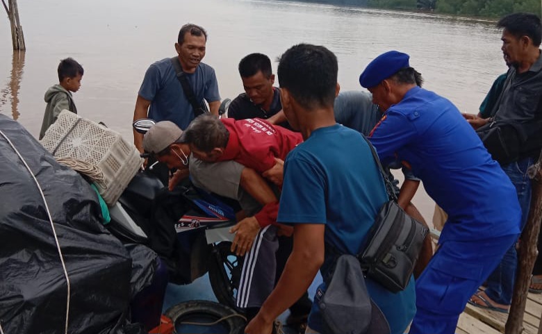 Polairud Muba Tunjukkan Kepedulian, Anggota Gendong Warga Sakit di Sungai Lalan