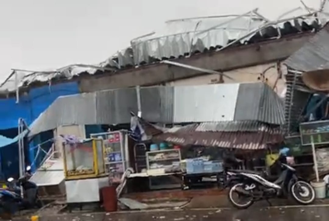 Hujan Disertai Angin Kencang, Sejumlah Pohon Tumbang, Rusak Atap Warung di Kelurahan Kayuara