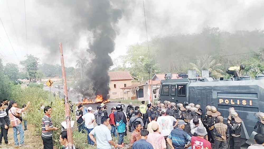 Gagal Maju Pilkada Empat Lawang, Pendukung HBA-Henny Gelar Aksi Protes di Jalan Lintas Tengah Sumatera