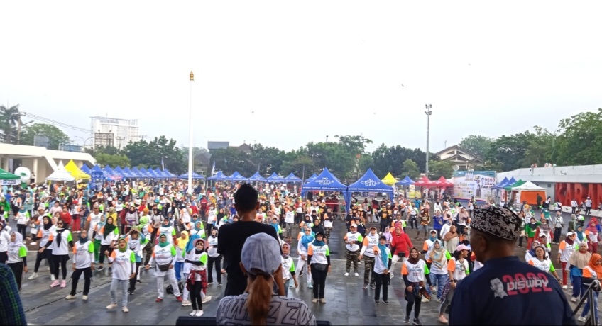 Gebyar Senam Disway, Ribuan orang Tumplek Padati Lapangan Karangpawitan Karawang