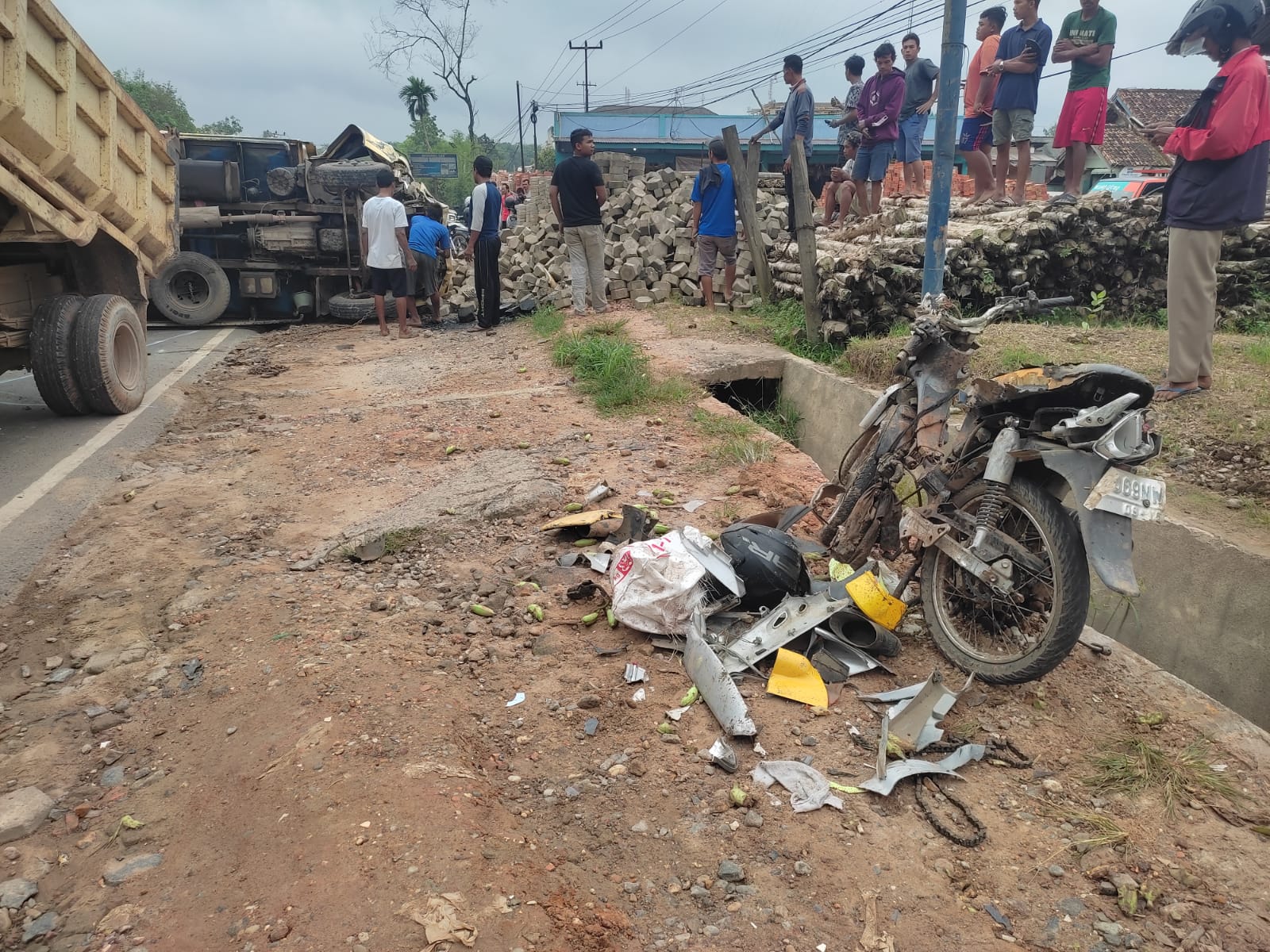 Diduga Sopir Mengantuk, Truk Modifikasi Angkut Minyak Serempet Pengendara Motor di Banyuasin