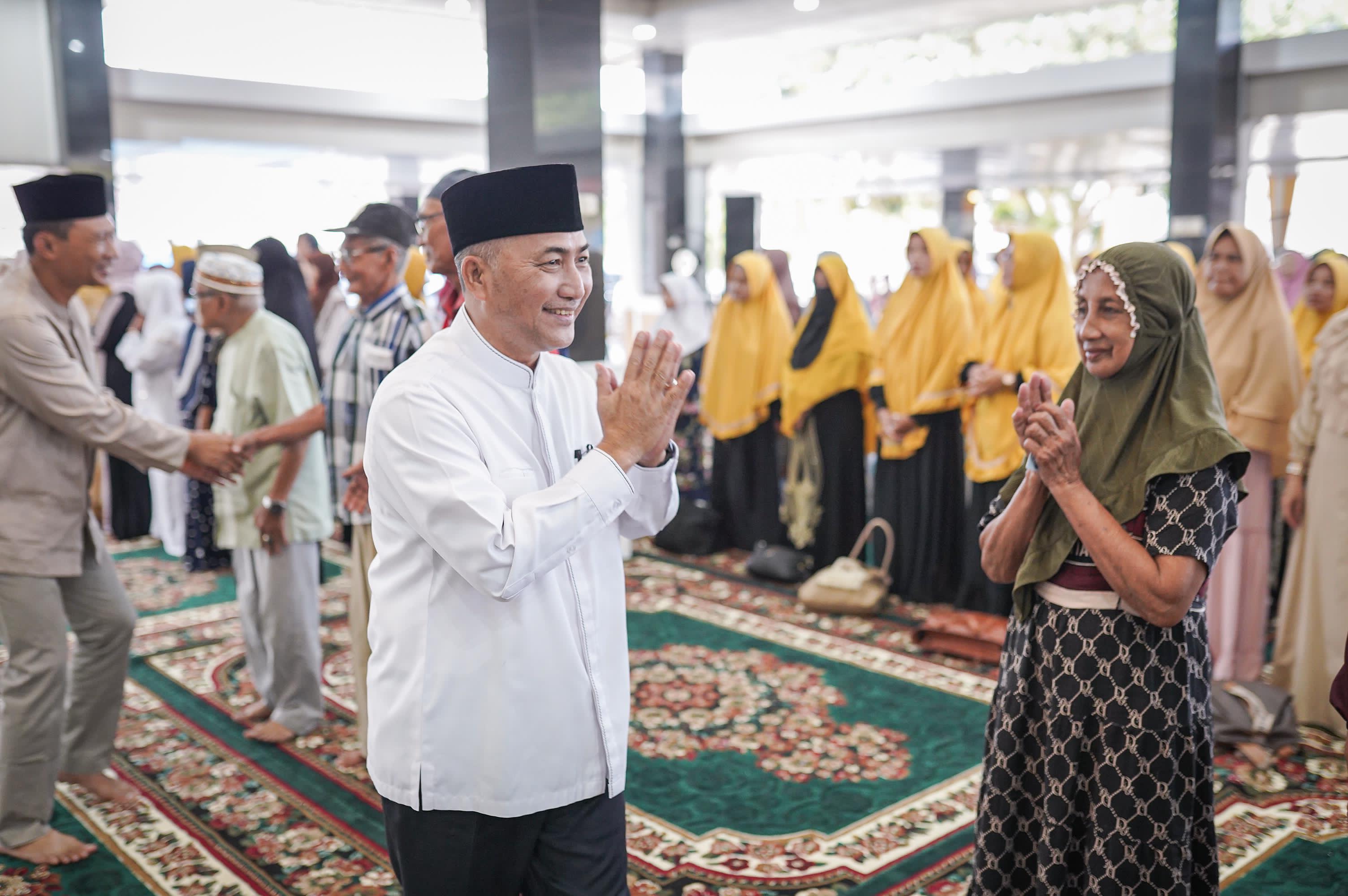 Safari Ramadhan di Rumdin, Pj Bupati Apriyadi Borong Jajanan Gratis untuk Warga Sekayu