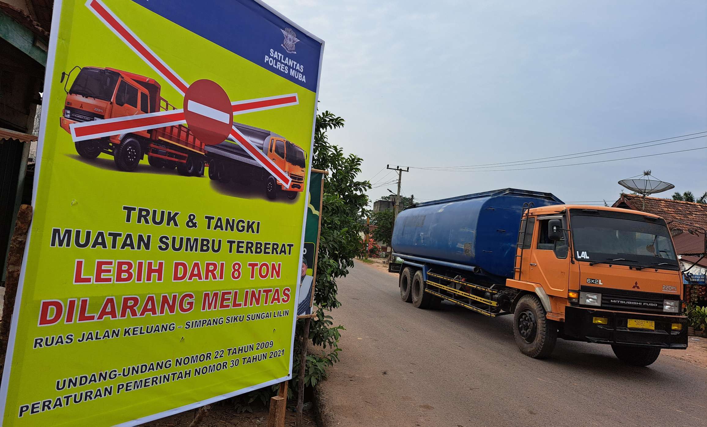 Tak Indahkan Himbauan, Kendaraan Angkutan Muatan Berat Masih Lintasi Jalan Talang Siku - Keluang