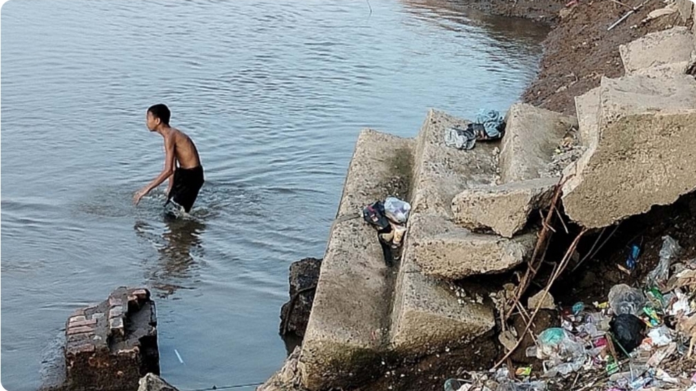 Rusak Dimakan Usia, Warga Ngulak 1 Harapkan Perbaikan Tangga Tambatan Perahu