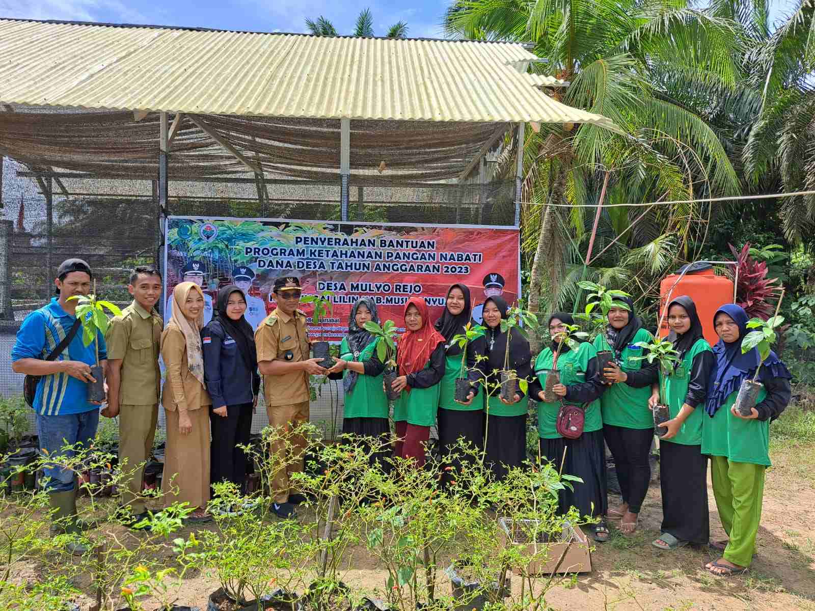 Pemdes Mulyo Rejo Luncurkan Program Ketahanan Pangan 2023, Bagikan 2100 Bibit Pokat & Bibit Hortikultura