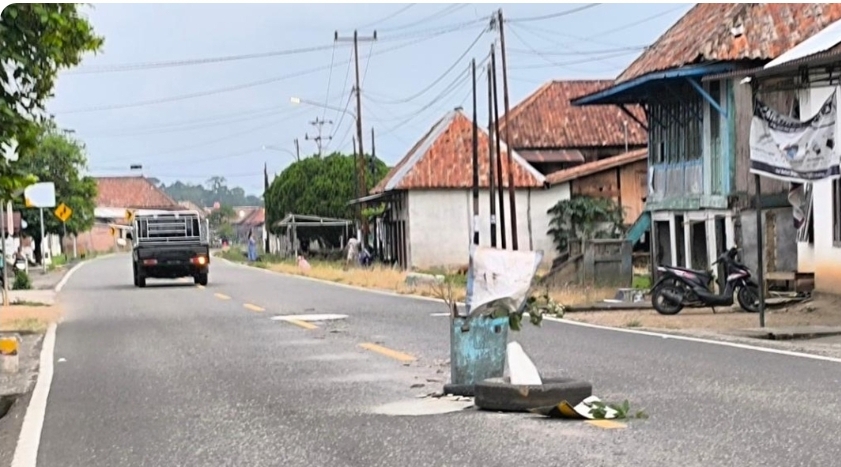 Hindari Kecelakan, Warga Sanga Desa Perbaiki Swadaya Kerusakan Jalinteng Sekayu - Lubuk Linggau