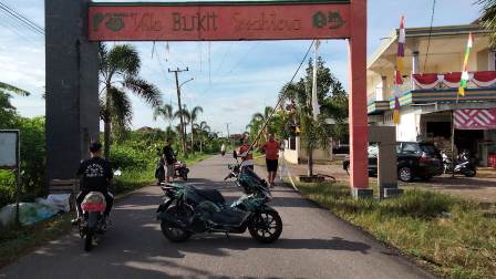 Warga Gotong Royong,  Cat Gerbang Perumahan 